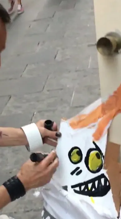 Retrato de mujer improvisado en la basura – street art in Barcelona: scene from the Art Is Trash video by Francisco de Pájaro