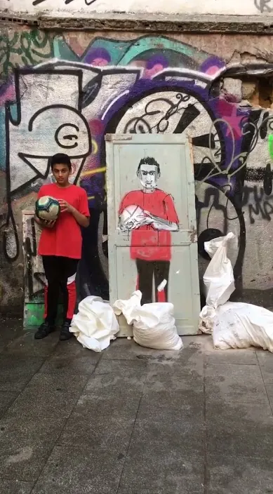 Retrato de niño – street art in Barcelona: scene from the Art Is Trash video by Francisco de Pájaro