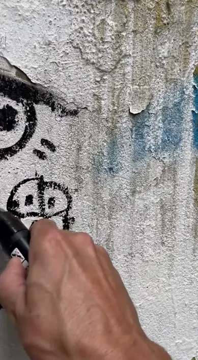 Sal gorda www. es – street art: scene from the Art Is Trash video by Francisco de Pájaro