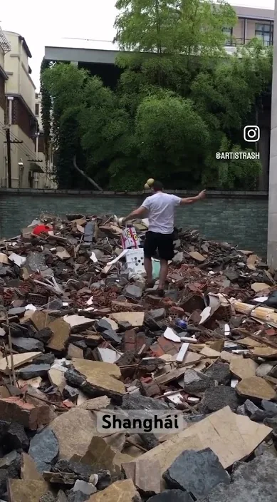 Shanghái china – street art in Barcelona: scene from the Art Is Trash video by Francisco de Pájaro