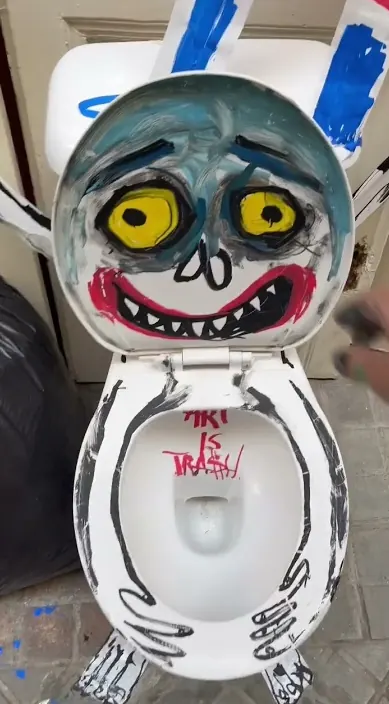 T.V.E. es – street art: scene from the Art Is Trash video by Francisco de Pájaro