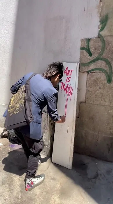 Tag trash es – street art: scene from the Art Is Trash video by Francisco de Pájaro