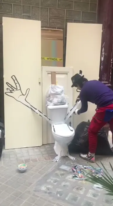 Toilet. es – street art: scene from the Art Is Trash video by Francisco de Pájaro