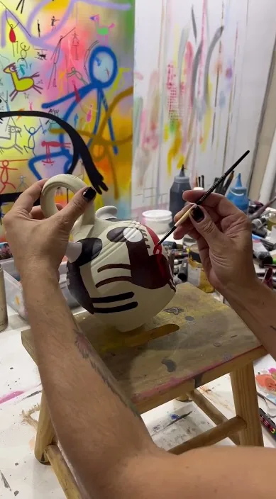 Trabajando en el estudio. www. es – street art in Barcelona: scene from the Art Is Trash video by Francisco de Pájaro