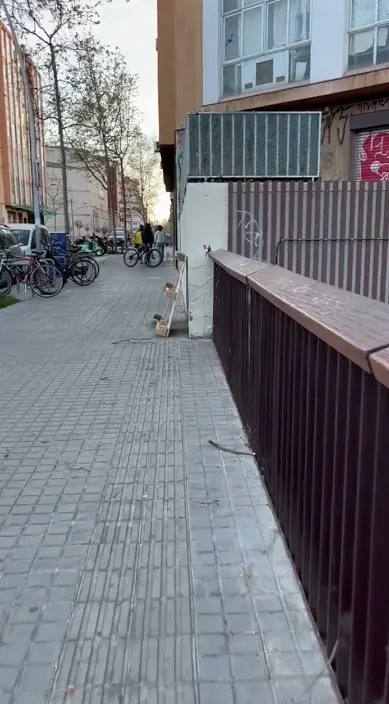 Tu corazón como cebo es – street art in Barcelona: scene from the Art Is Trash video by Francisco de Pájaro