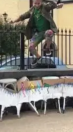 Volar sobre basura – street art in Barcelona: scene from the Art Is Trash video by Francisco de Pájaro
